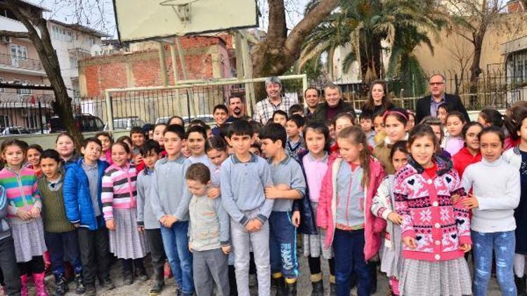 Beşiktaşın eski kalecisi Fevzi çocukları sevindirdi