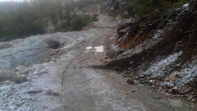 Denizlide köprü çöktü, yolda toprak kayması oldu