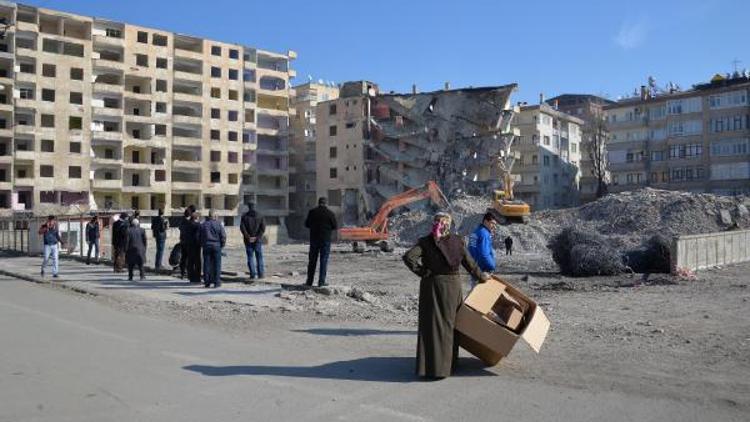 Emniyete bombalı saldırıda ağır hasar gören 8 bina yıkıldı