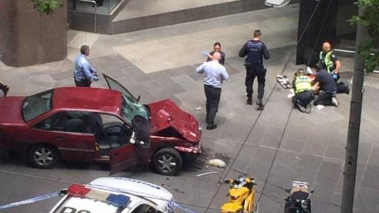Avustralyada araç yayaların arasına girdi: 3 ölü