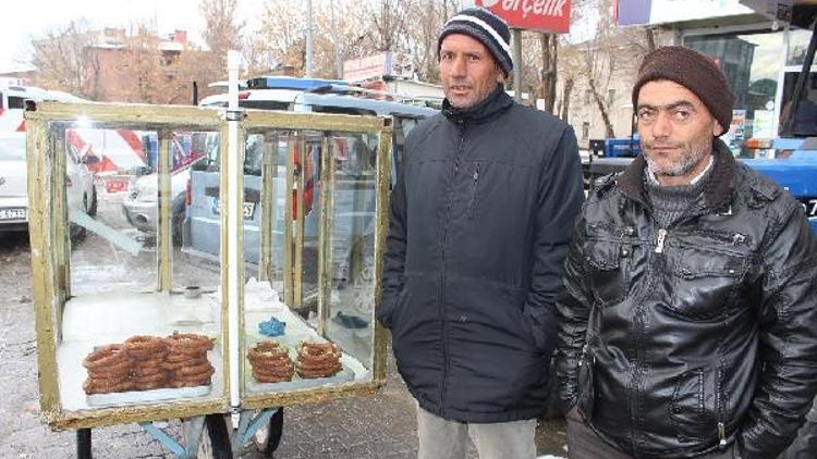 Ekmeğini halka tatlıdan çıkarıyor