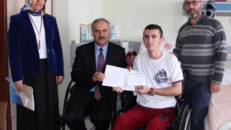 Liseli Ahmet, karne sevincini hastanede yaşadı
