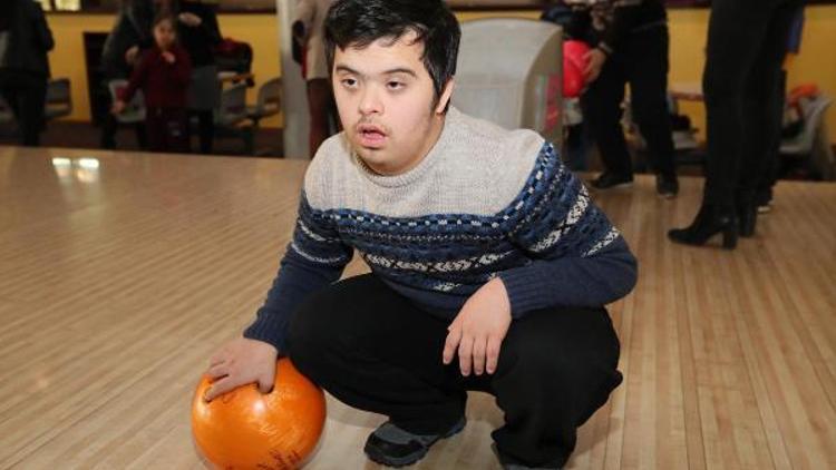Down sendromlu çocukların bowling heyecanı