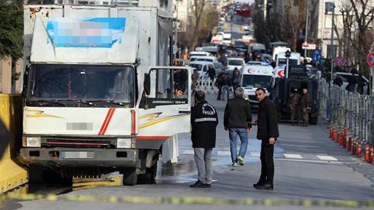 İstanbul Emniyet Müdürlüğünün girişinde silah sesleri