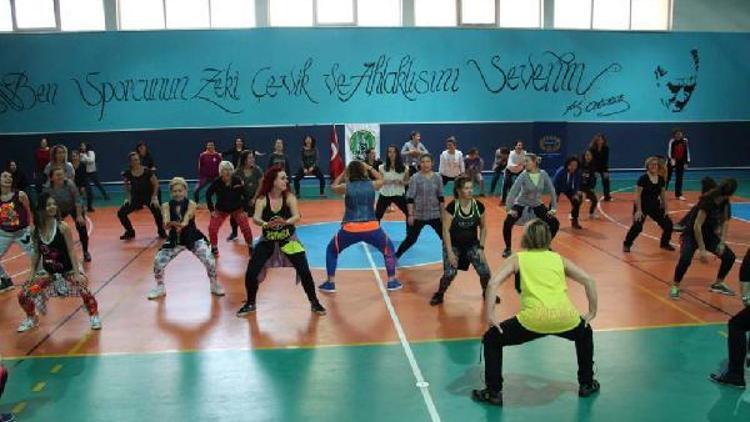 Ödemişli kadınlar zumbayla stres attı