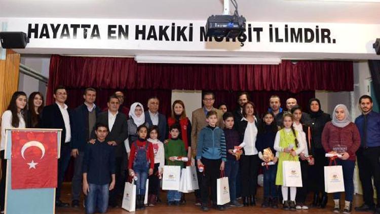 İstiklal Marşı okuyan Suriyeli çocuklardan ‘Sev kardeşim’li gösteri