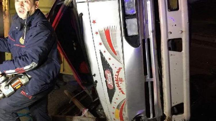 Elektrik direğine çarpan kamyonetin sürücüsü öldü