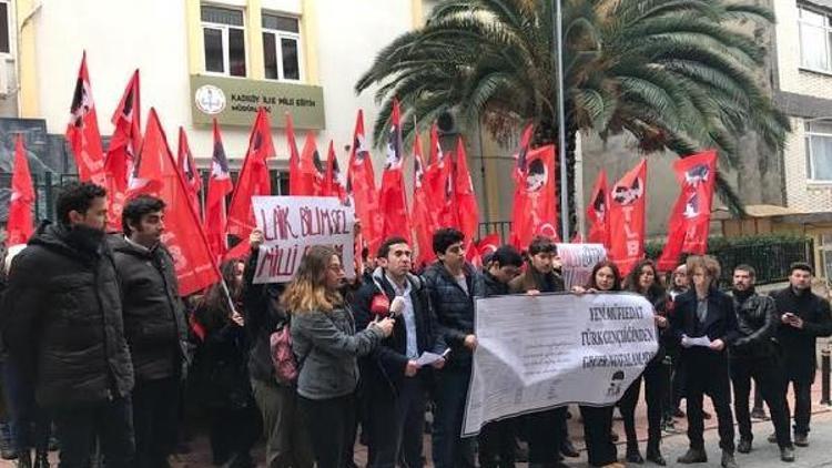 Kadıköy İlçe Milli Eğitim Müdürlüğü önünde karneli eylem
