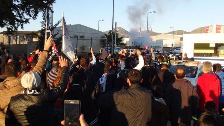 Beşiktaşa Alanyada taraftar protestosu