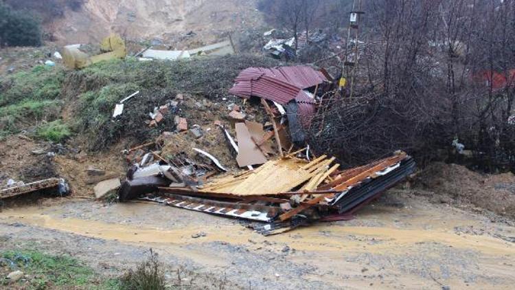 Enkaz altından kurtulan minik Samet yeni evine kavuştu