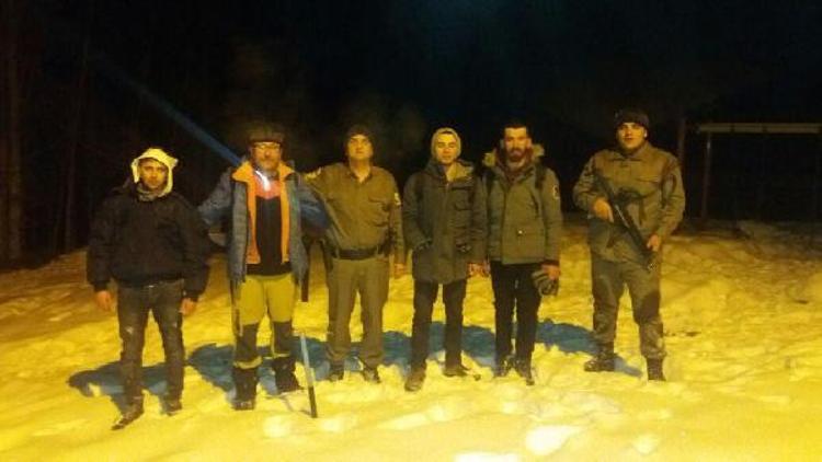 Jandarma, dağda kamp yaparken korkan 3 üniversiteliyi kurtardı