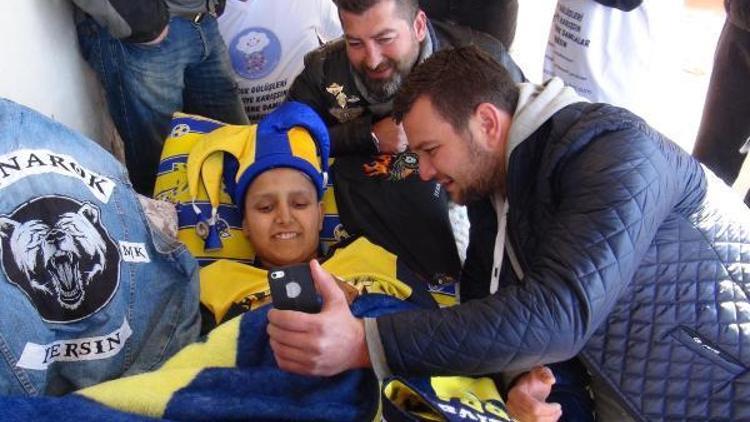 Kanser tedavisi gören genç, Fenerbahçeli futbolcularla görüntülü konuştu