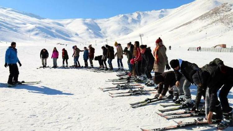 Edremit Belediyesinden öğrencilere karne hediyesi kayak