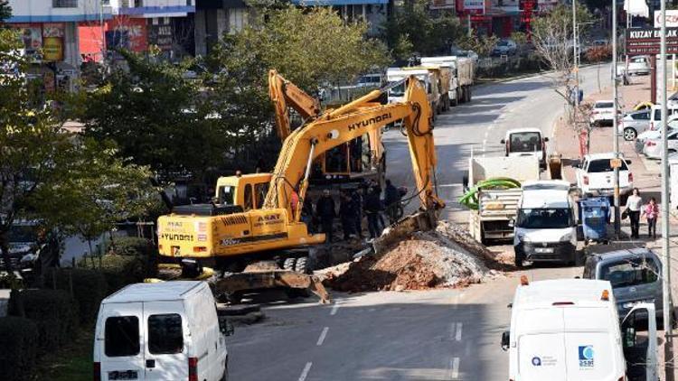 Patlayan su şebekesi trafiği aksattı