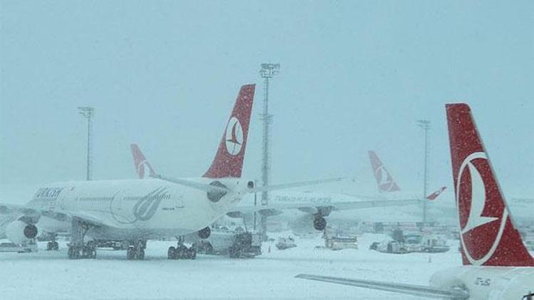 İstanbulda uçuşlara olumsuz hava engeli