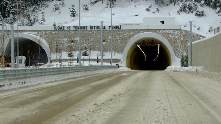 Ilgaz 15 Temmuz İstiklal Tünelinin tek şeridi bakımda