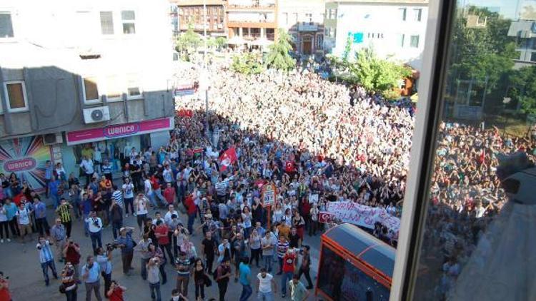 Edirnede Ak Parti binasını tahrip eden 28 kişiye hapis cezası