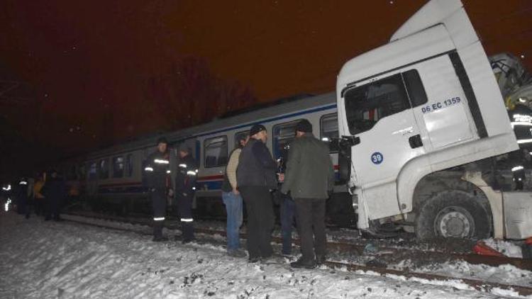 Raybüs TIRa çarptı: 1 ölü, 11 yaralı