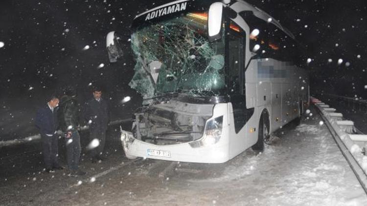 Yolcu otobüsü TIRa arkadan çarptı: 10 yaralı