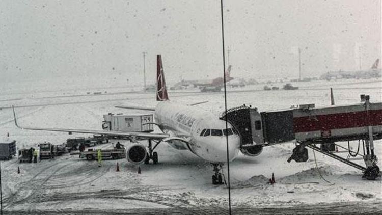 Atatürk Havalimanında kar alarmı