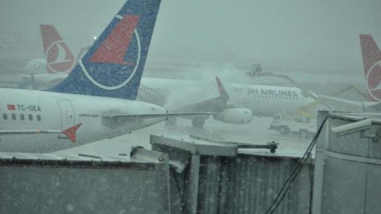 Kar basladı,uçak seferlerinde aksama yok