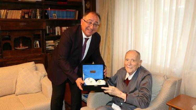 İstanbul eski Belediye Başkanı Ahmet İsvan’a ‘vefa’ ödülü