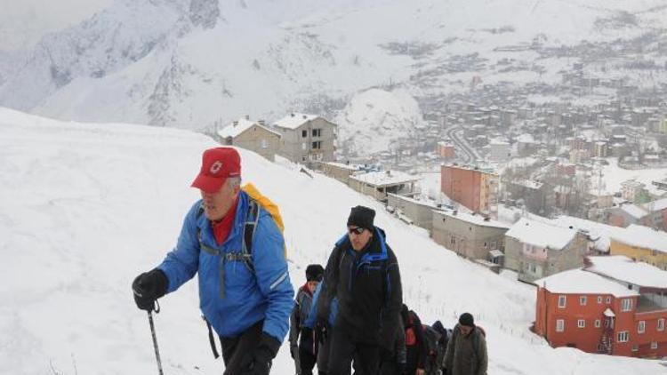Hakkarili dağcılar 2 bin 400 rakımlı Vatan Dağına tırmandı