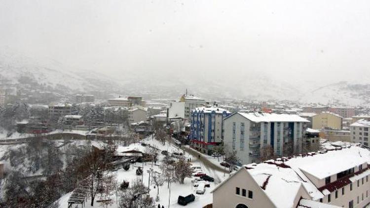 Tuncelide 300 köy yolu kardan kapandı