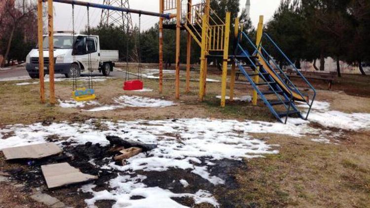 Edirnede çocuk oyun parkları ve banklar yakıldı