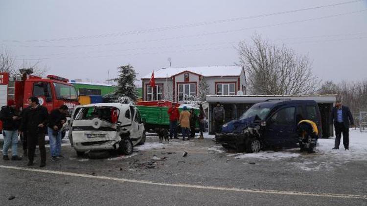 Kandırada karlı yolda kayan iki araç çarpıştı: 7 yaralı