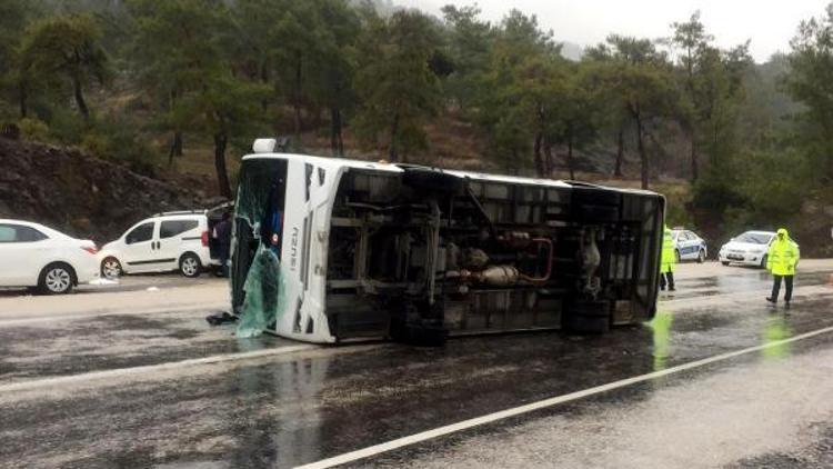 Kemerde tur midibüsü devrildi: 13 yaralı