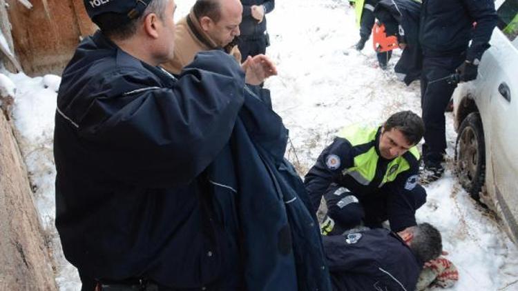 Kaza yerinde rapor tutan polise, otomobil çarptı