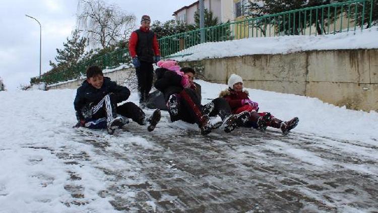 İzmitte çocuklar ve büyüklerin kar eğlencesi