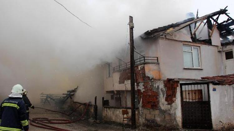 Odunlukta başlayan yangın evi yaktı