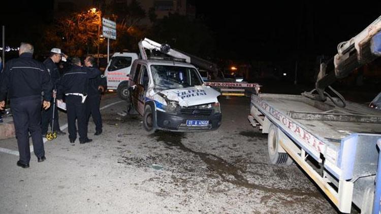 Kaza yerine gelen polislerin aracına otomobil çarptı