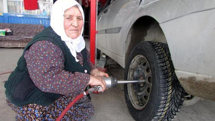 Kolu kırılan 77 yaşındaki kadın lastik tamirciliğinden vazgeçmedi