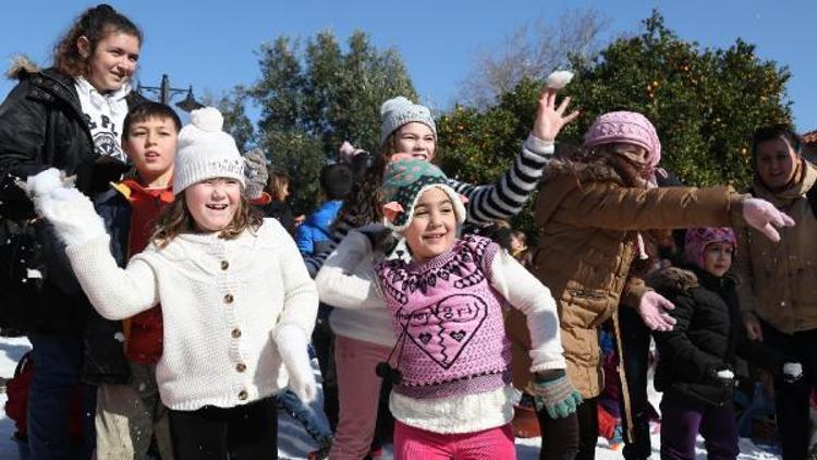 Antalya kent merkezinde kartopu savaşı