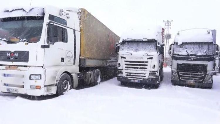 Tendürek Dağı geçişi kardan kapandı TIRlar mahsur kaldı