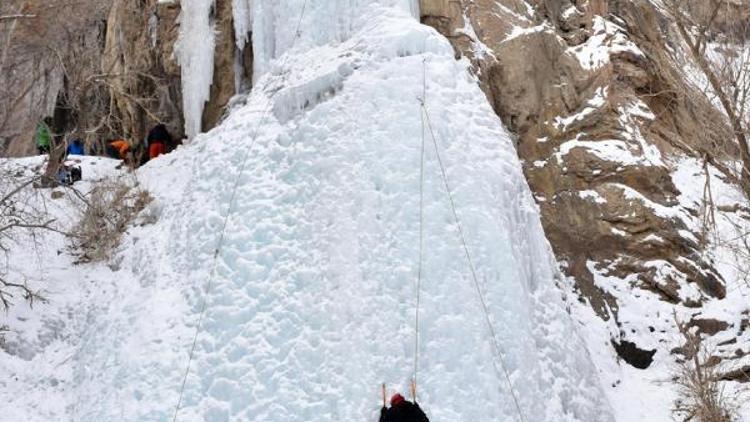 Genç dağcılar, buz tutan şelalelere tırmandı