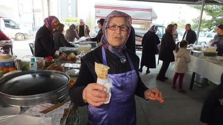 Kalbinde pille yaşıyor, pazarda börek satıyor