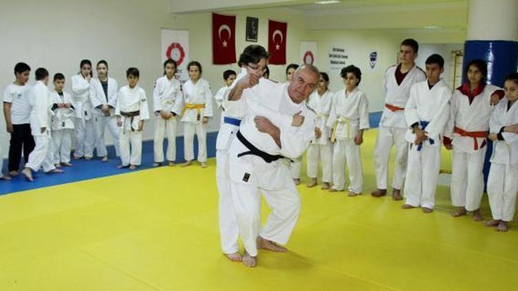 Judo eğitmeni 46 yıldır sporcu yetiştiriyor