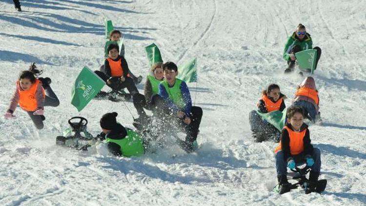 Uludağda nefes kesen snowboard gösterisi