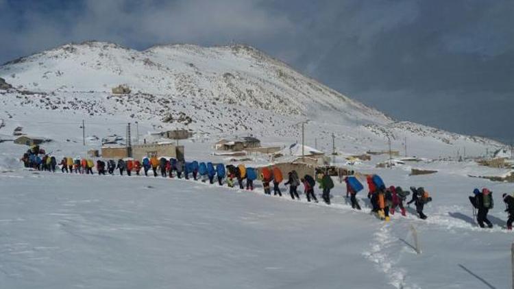 Milli dağcılar, çığ tehlikesi nedeniyle zirve yapamadı