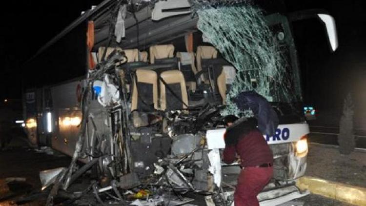 Yolcu otobüsü, kamyonla çarpıştı: 1 ölü, 12 yaralı