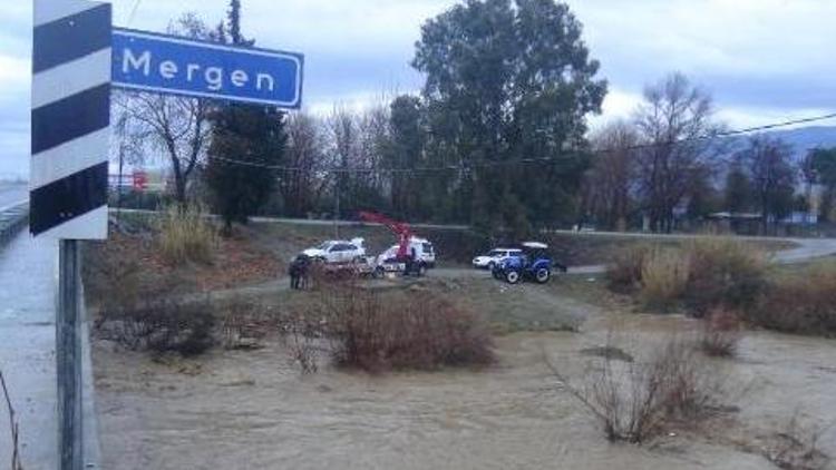 Çaydan geçen sürücünün otomobili sürüklendi