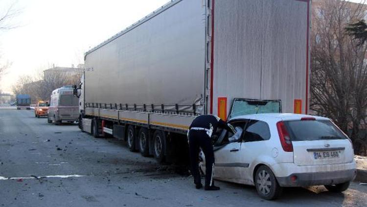 Park halindeki TIRa çarpan otomobilin sürücüsü öldü