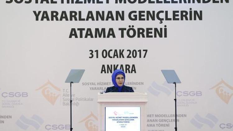 Emine Erdoğan: Toplumun emaneti olan evlatlarımızı donatarak yine toplum hizmetine uğurluyoruz