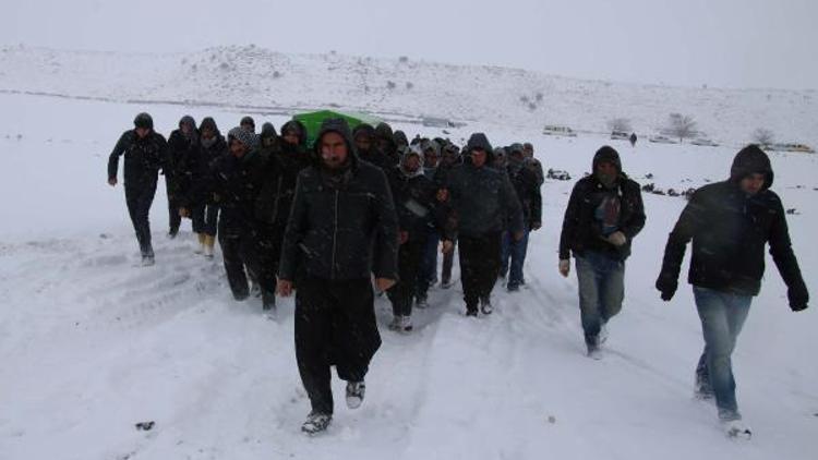 Cenaze taşıyan kamyonet karda mahsur kaldı