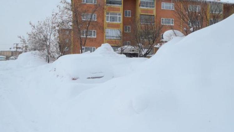 Bitlis’te kar kalınlığı 2 metreye yaklaştı