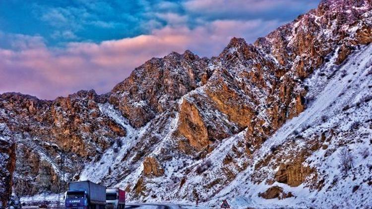 Erzurumda kar ve tipi ulaşımı durdurdu